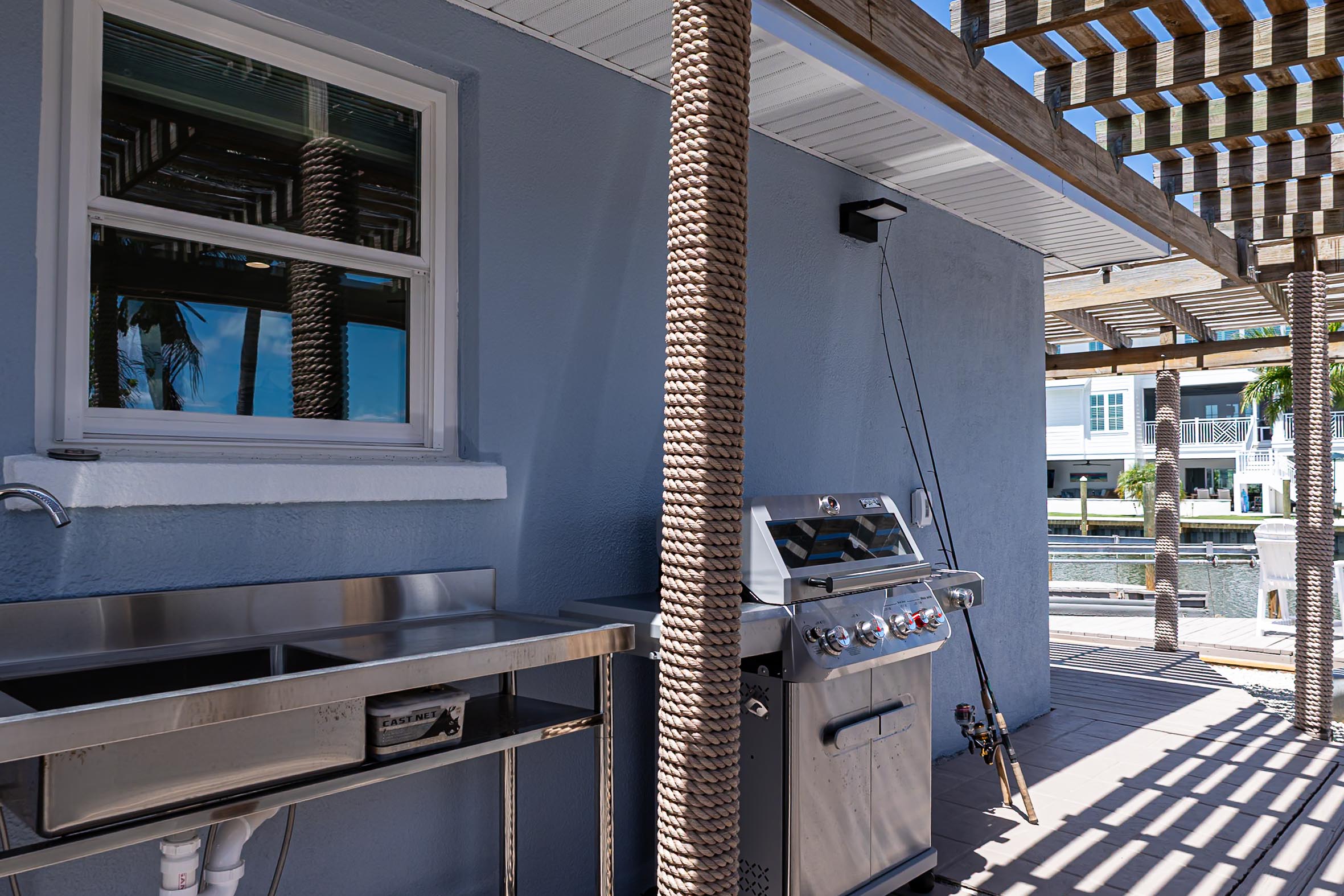 Outdoor gas grill