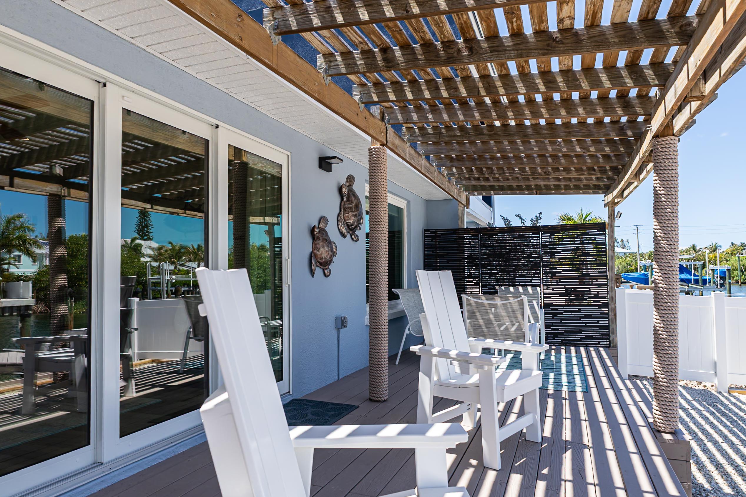 Makin' Memories Retreat — waterfront outdoor living area